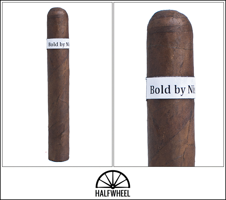 75 总体得分 在为这篇评论抽完前两支雪茄后，我对 Nish Patel 的 Bold 雪茄的制作方法感到困惑。口味是如此不同，如此陌生，以至于我无法相信我正在吸食的是 Rocky Patel 广泛产品组合中的最新产品。虽然并非公司所有的雪茄都很棒，但至少您可以相当有把握地说它们都很美味，而 Nish Patel 的 Bold 雪茄则不然。等了几天抽完最后一支雪茄后，我仍然发现了一些相同的味道，但在后半段也有一种粗糙的刺耳感，这让这款雪茄变得太难闻了，不值得推荐。也许样品有问题，也许贸易展对他们造成了损失；我不知道。一旦他们进入零售市场以比较笔记，我几乎有义务尝试另一种，因为我对这支雪茄感到非常困惑。目前，Nish Patel 的 Bold 以其大胆的方式名副其实，但不是我推荐的方式。